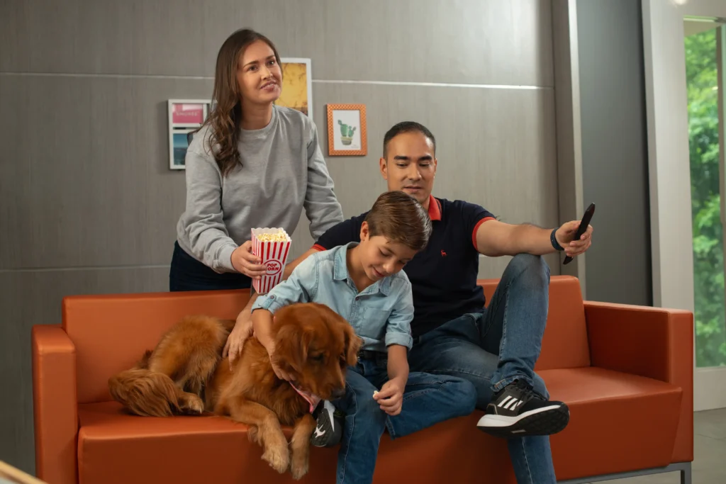 familia viendo película, series por internet
