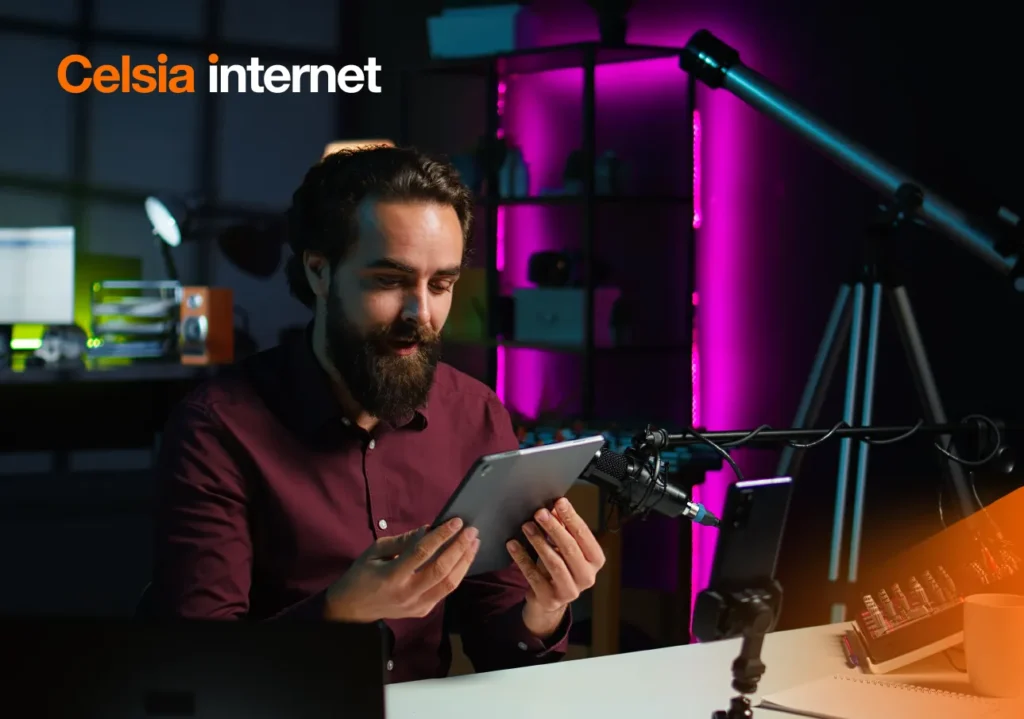 hombre con tablet y audífonos