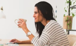 mujer con café en mano importancia de la conectividad por internet