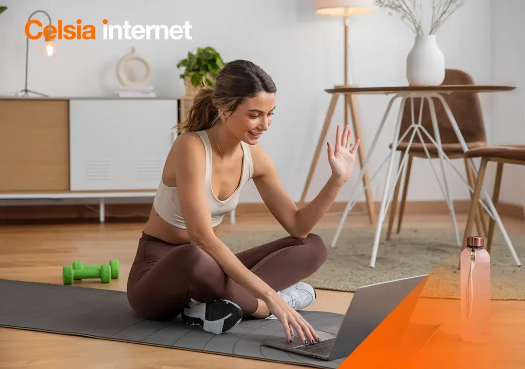 mujer en casa con cumputador lista para hacer ejercicio