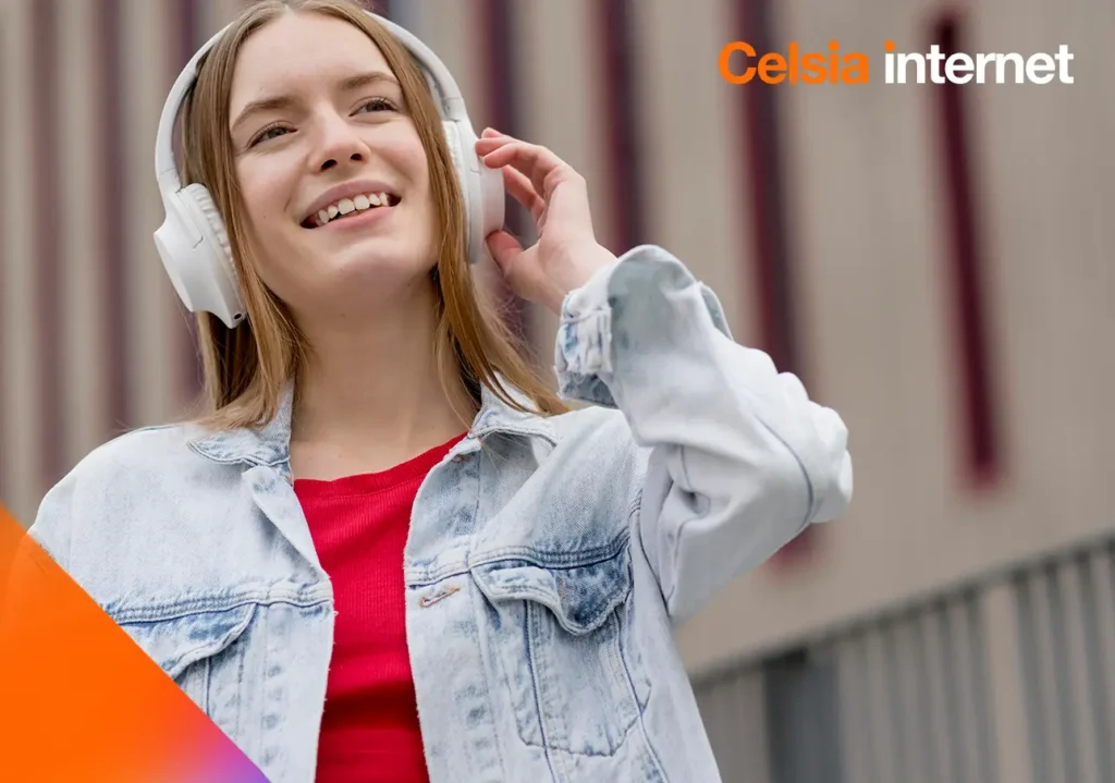 auriculares transmision simultanea mujer con auriculares