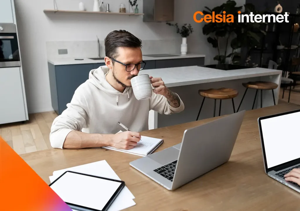 hombre trabajando con computador y tomando café conexiones era digital