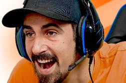 hombre con audífonos fps optimizar pc