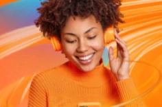 chica escuchando música con conexión estable a internet de fibra óptica de Celsia Internet