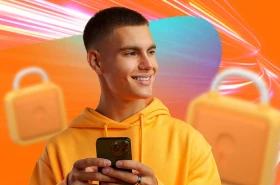 chico con celular en mano investigando sobre link seguro