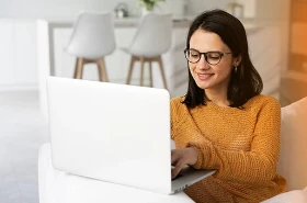 mujer trabajando desde el computador