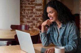 mujer con computador pagando factura